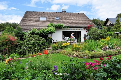 Einfamilienhaus mit unterkellerter Terrasse und Carport