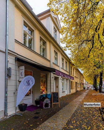 Wohn- und Geschäftshaus mit Balkon und Terrassen