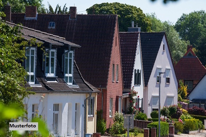 Einfamilienhaus mit Garage und Pool