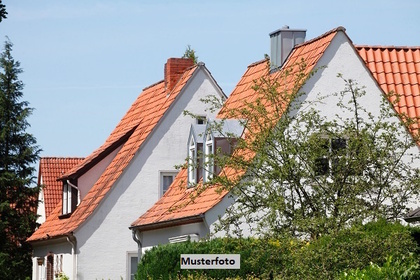 Großzügiges Einfamilienhaus mit 2 Garagen