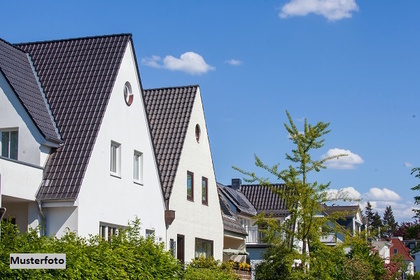 Einfamilienhaus mit Garage und Pool