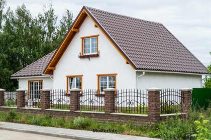 Einfamilienhaus mit Nebengebäude und Hütte