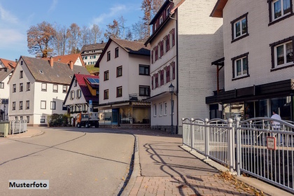 Wohn- und Geschäftshaus mit Balkon und Terrassen