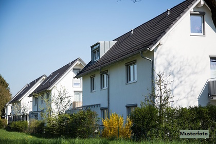 Häuser in 2372 Gießhübl