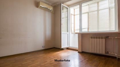 4-Zimmer-Wohnung mit Gartenanteil und Pkw-Stellplatz 4-Zimmer-Wohnung mit Gartenanteil und Pkw-Stellplatz