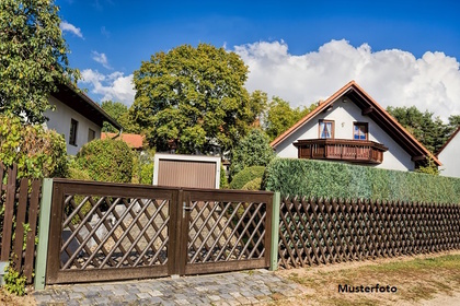 Einfamilienhaus mit Nebengebäude im Rohbau Einfamilienhaus mit Nebengebäude im Rohbau