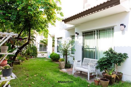 Einfamilienhaus mit Doppelgarage Einfamilienhaus mit Doppelgarage