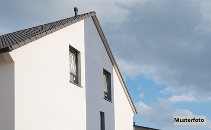 Einfamilienhaus mit Doppelgarage Einfamilienhaus mit Doppelgarage