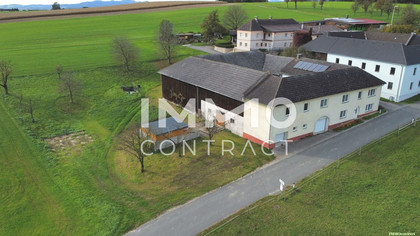 Vierkanter, 34 x 27,5 m, am Ortsrand auf 2.996 m² Grund, gewerbliche Nutzung möglich. Vierkanter, 34 x 27,5 m, am Ortsrand auf 2.996 m² Grund, gewerbliche Nutzung möglich.