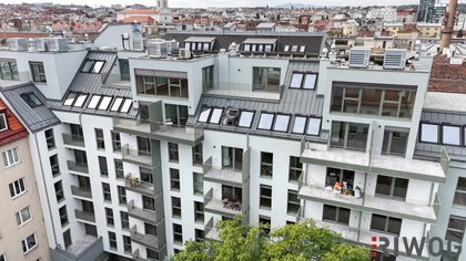 ERSTBEZUG | DG-Maisonette mit ca. 18 m² INNENHOF-TERRASSE | Fernwärme | TG-Stellplatz optional | Nachhaltiges Wohnbauprojekt