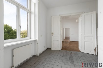 WIENTALBLICK | helle Wohnung in der historischen Villa mit 4,4m Raumhöhe & Blick auf Linde | sanierungsbedürftig | Balkon geplant + Gartenoption |