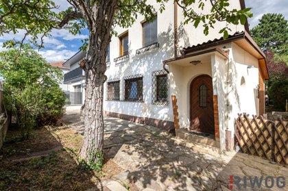INVESTMENT MIT CA. 3,6% KP-RENDITE | Befristet vermietetes Haus | ca. 404 m² Nutzfläche | Inkl. Architektenstudien | Ost/West | Großer Garten & Garage INVESTMENT MIT CA. 3,6% KP-RENDITE | Befristet vermietetes Haus | ca. 404 m² Nutzfläche | Inkl. Architektenstudien | Ost/West | Großer Garten & Garage