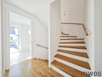 Fertiggestellt & bezugsbereit | 5-Zimmer Neubau-Reihenhaus mit ca. 50m² Eigengarten | Hofruhelage | Luftwärmepumpe