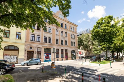 Sanierungsbedürftige Altbauwohnung in prachtvollem Jahrhundertwendehaus | Hofseitiges Schlafzimmer | Nähe Stadthalle, Vogelweidpark, Lugner City Sanierungsbedürftige Altbauwohnung in prachtvollem Jahrhundertwendehaus | Hofseitiges Schlafzimmer | Nähe Stadthalle, Vogelweidpark, Lugner City