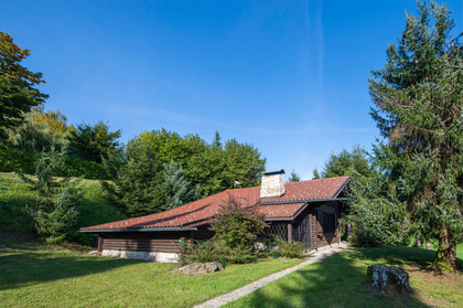 Idyllisches Holzhaus mit großzügigem Grundstück Idyllisches Holzhaus mit großzügigem Grundstück