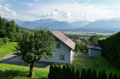 Weitläufiges Anwesen mit Panoramablick auf die Karawanken Weitläufiges Anwesen mit Panoramablick auf die Karawanken