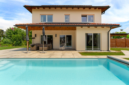 Wohnhaus mit Pool in ruhiger Lage Wohnhaus mit Pool in ruhiger Lage