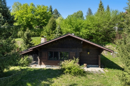 Idyllisches Holzhaus mit großzügigem Grundstück Idyllisches Holzhaus mit großzügigem Grundstück