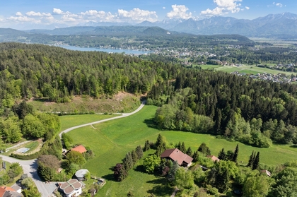 Großzügiges Grundstück mit kleinem Holzhaus