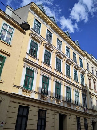 Altbaumaisonette inkl. gesamtem Dachboden und Terrasse. Ruhelage im 6. Ohne Maklergebühr! Altbaumaisonette inkl. gesamtem Dachboden und Terrasse. Ruhelage im 6. Ohne Maklergebühr!