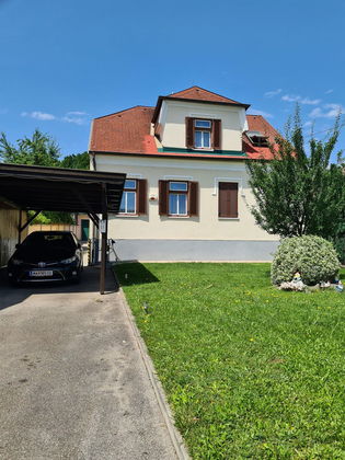 Landhaus mit gepflegtem Garten Landhaus mit gepflegtem Garten