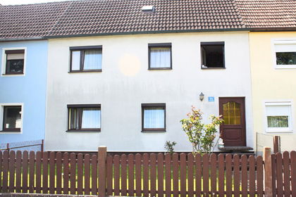 Charmantes Reihenhaus mit zwei Wohneinheiten und großem Garten in zentraler Lage! Charmantes Reihenhaus mit zwei Wohneinheiten und großem Garten in zentraler Lage!
