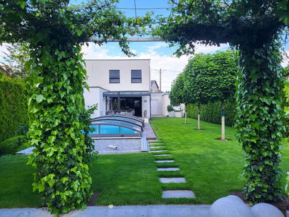 Neuwertige Doppelhaushälfte mit Gartenparadies, Pool, Sauna, usw. Neuwertige Doppelhaushälfte mit Gartenparadies, Pool, Sauna, usw.