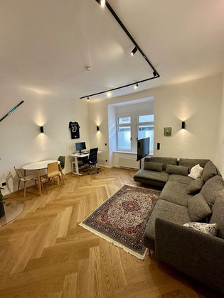 Provisionsfrei: Exklusive 2-Zimmer-Altbauwohnung mit Balkon & Design-Sanierung