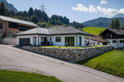 Architekten-Bungalow mit Alpenpanorama – barrierefrei, modern & einzigartig Architekten-Bungalow mit Alpenpanorama – barrierefrei, modern & einzigartig