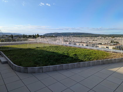 Neue teilmöbl. 3-Zi-Wohnung mit großzügiger, tw. begrünter Dachterrasse und fantastischem Fernblick